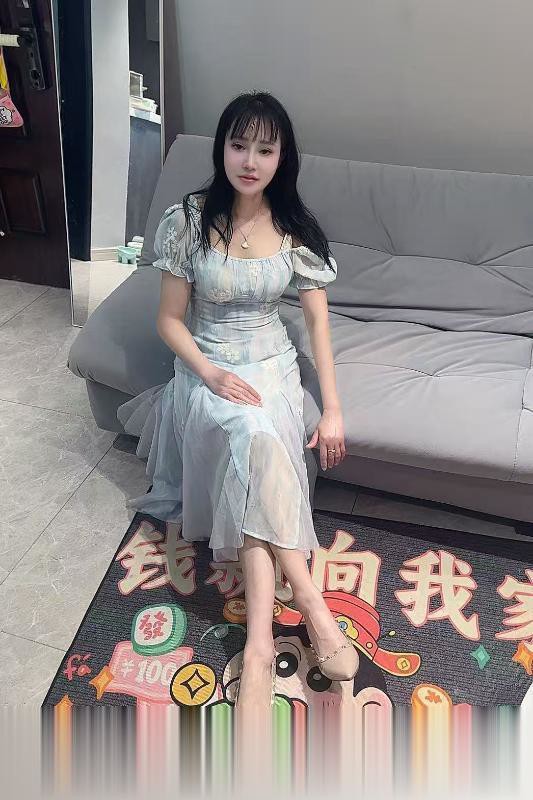 江苏-南京夫子庙美腿少妇-2.jpg